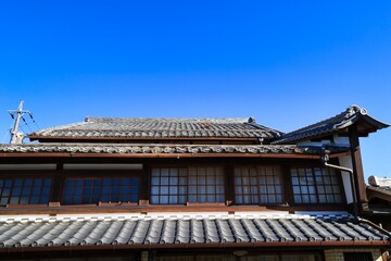 Fototapeta premium 青空と岐阜県美濃市うだつの上がる町並みの瓦屋根