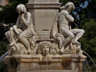 Fontaine Pradier en marbre de Nîmes