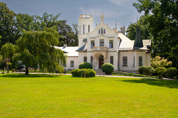 Fototapeta na wymiar A manor house in a park in the village of Oblegorek, Poland.