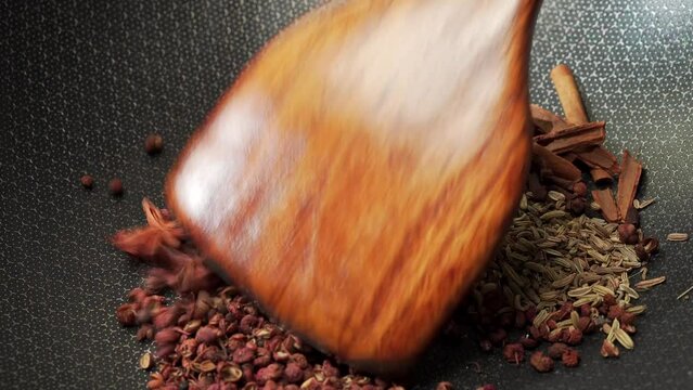 Chinese traditional seasoning five-spice powder and raw materials