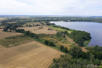 Landschaft im Tagebaugebiet, Windkraft am Horizont, Teichland in Deutschland 