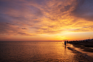 Obraz premium sunset on the beach. beautiful golden sunset on the sea coast.