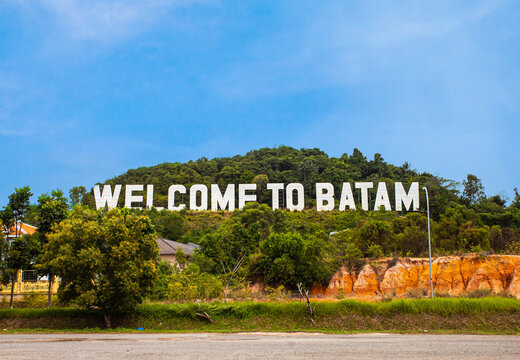 Welcome to Batam, a landmark to welcome tourists visiting Batam City, Riau Islands Province. Batam is an island that is a free trade area in Indonesia.