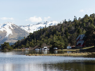 Fototapeta na wymiar Paisaje de lago, con montañas nevadas