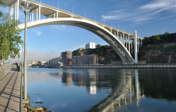 Ponte com reflexo no rio, Arr&aacute;bida no Porto, rio douro, espelho da ponte na &aacute;gua