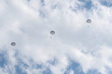 Skoki spadochronowe na błękitnym niebie - obrazy, fototapety, plakaty