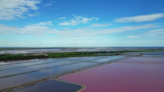 Aigues-Mortes, ville de camargue dans le sud de la France avec ses marais salants &agrave; proximit&eacute;