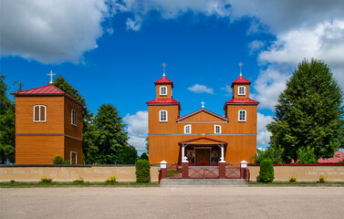Built in the years 1924-26, a sacred complex consisting of a belfry and a wooden Catholic church dedicated to Our Lady of Częstochowa in the town of Žilina in Masuria in Poland. © Jacek Sakowicz