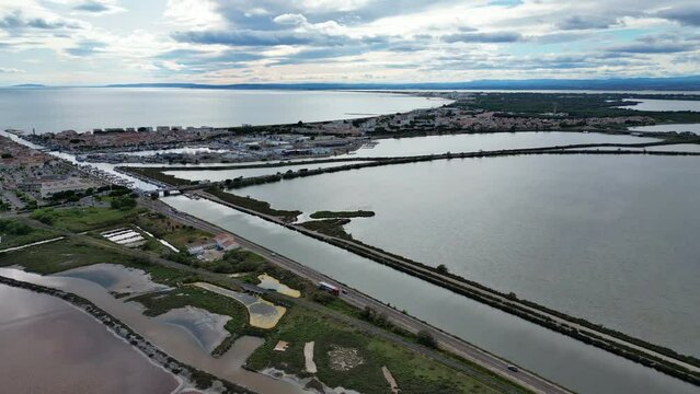 Aigues-Mortes, ville de camargue dans le sud de la France avec ses marais salants &agrave; proximit&eacute;