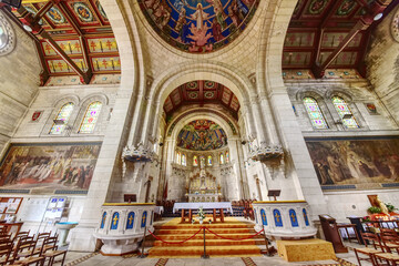 Obraz premium Frankreich - Domrémy-la-Pucelle - Basilika von Bois-Chenu - Innenansicht