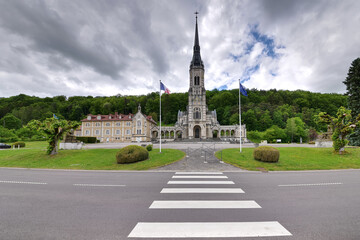 Fototapeta na wymiar Frankreich - Domrémy-la-Pucelle - Basilika von Bois-Chenu