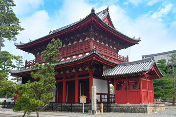 Fototapeta na wymiar 夏の朝に参拝した京都市妙心寺の雄大な三門