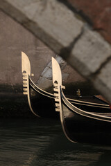 Wenecja, gondole pod mostem © Jan