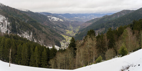 La vallée de Sainte-Marie-aux-Mines en hiver depuis le Col des Bagenelles, Alsace, France