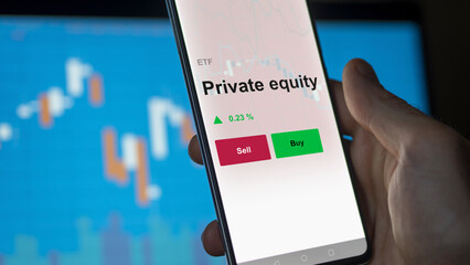 Un investisseur analyse un fonds etf private equity sur un graphique. Un téléphone affiche le...