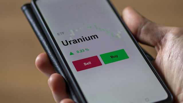 Uranium investisseur analyse un fonds etf uranium sur un graphique pour investir. Un &eacute;cran affiche le cours de l'ETF d'actions URANIUM.