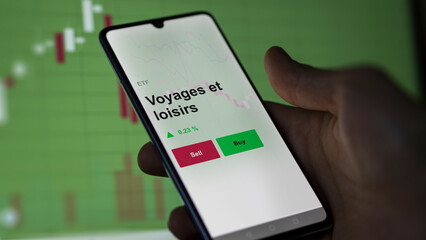 Un investisseur analyse un fonds etf voyages et loisirs sur un graphique. Un téléphone affiche le cours de l'ETF. Texte en français francais Voyages et loisirs