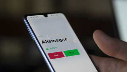 Un investisseur analyse un fonds etf allemagne sur un graphique. Un téléphone affiche le cours de l'ETF. Texte en français francais Allemagne