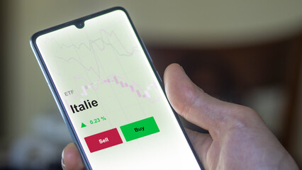 Un investisseur analyse un fonds etf italie sur un graphique. Un téléphone affiche le cours de l'ETF. Texte en français francais Italie