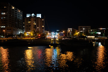 Obraz premium centennial beach barrie at night time building lights boat yard all in view 