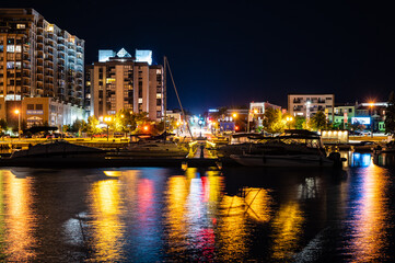 Obraz premium centennial beach barrie at night time building lights boat yard all in view 