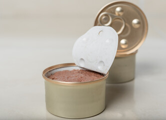 Pet food in the form of pate.