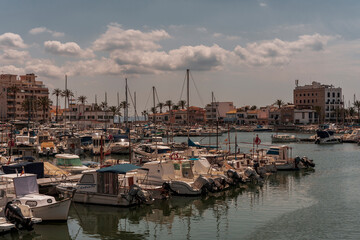 Przystań żeglarska w stolicy Majorki, Palmie. Piękny słoneczny dzień, błękitne niebo, dużo zacumowanych łodzi.