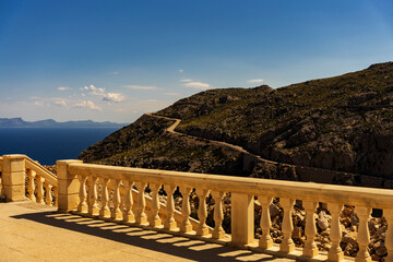 Krajobraz górski, widok na zdobione kamienne barierki przy latarni Cap de Formentor, w tle...
