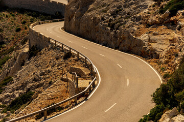 Krajobraz górski, kręta asfaltowa droga wśród wysokich skał. Droga na latarnię Cap de Formentor, Hiszpania, Majorka. © Aneta