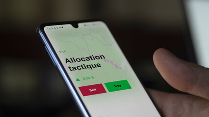 Un investisseur analyse un fonds etf allocation tactique sur un graphique. Un téléphone affiche le cours de l'ETF. Texte en français francais Allocation tactique
