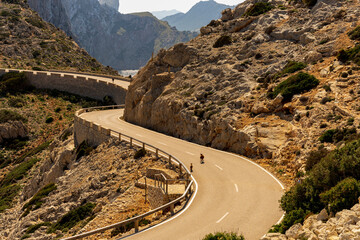 Krajobraz górski, kręta asfaltowa droga wśród wysokich skał. Droga na latarnię Cap de Formentor, Hiszpania, Majorka. © Aneta