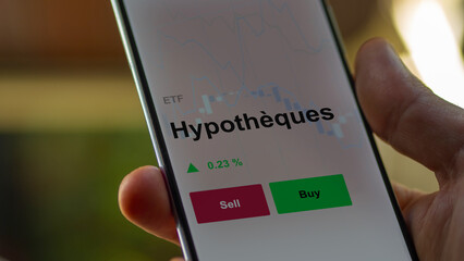 Un investisseur analyse un fonds etf hypothèques sur un graphique. Un téléphone affiche le cours de l'ETF. Texte en français francais Hypothèques