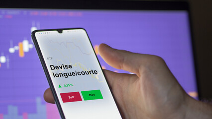 Un investisseur analyse un fonds etf devise longue/courte sur un graphique. Un téléphone affiche le cours de l'ETF. Texte en français francais Devise longue/courte