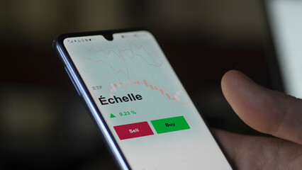 Un investisseur analyse un fonds etf échelle sur un graphique. Un téléphone affiche le cours de l'ETF. Texte en français francais Échelle