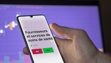 Un investisseur analyse un fonds etf fournisseurs et services de soins de santé sur un graphique. Un téléphone affiche le cours de l'ETF. Texte en français francais