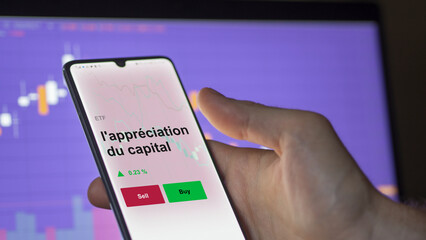 Un investisseur analyse un fonds etf l'appréciation du capital sur un graphique. Un téléphone affiche le cours de l'ETF. Texte en français francais l'appréciation du capital