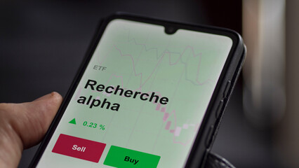 Un investisseur analyse un fonds etf recherche alpha sur un graphique. Un téléphone affiche le...