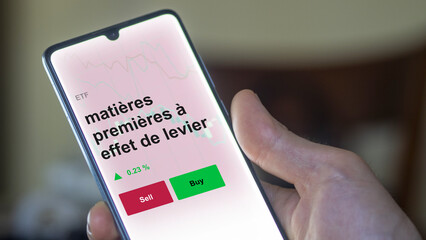 Un investisseur analyse un fonds etf matières premières à effet de levier sur un graphique. Un téléphone affiche le cours de l'ETF. Texte en français francais matières premières à effet de levier
