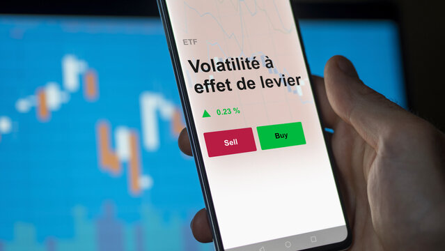 Un investisseur analyse un fonds etf volatilit&eacute; &agrave; effet de levier sur un graphique. Un t&eacute;l&eacute;phone affiche le cours de l'ETF. Texte en fran&ccedil;ais francais Volatilit&eacute; &agrave; effet de levier