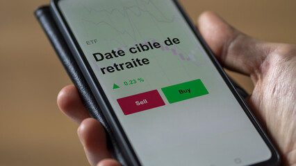 Un investisseur analyse un fonds etf date cible de retraite sur un graphique. Un téléphone affiche le cours de l'ETF. Texte en français francais Date cible de retraite