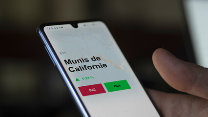 Un investisseur analyse un fonds etf munis de californie sur un graphique. Un téléphone affiche le cours de l'ETF. Texte en français francais Munis de Californie