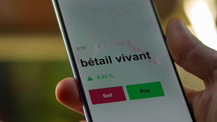 Un investisseur analyse un fonds etf bétail vivant sur un graphique. Un téléphone affiche le cours de l'ETF. Texte en français francais bétail vivant