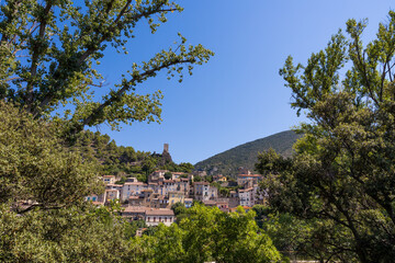 Fototapeta na wymiar Vue estivale sur le village de Roquebrun depuis les berges de l'Orb