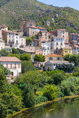Fototapeta premium Vue estivale sur le village de Roquebrun depuis le pont traversant l'Orb