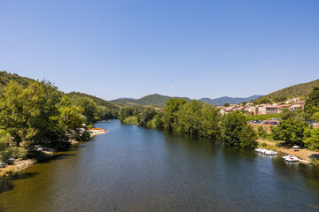 Fototapeta na wymiar Vue sur l'Orb et les montagnes du Parc naturel du Haut-Laguedoc depuis le pont de Roquebrun