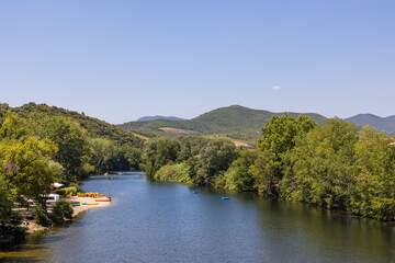 Fototapeta na wymiar Vue sur l'Orb et les montagnes du Parc naturel du Haut-Laguedoc depuis le pont de Roquebrun