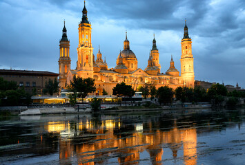 Fototapeta premium Catedral-Basílica de Nuestra Señora del Pilar de Zaragoza, Cathedral-Basilica of Our Lady of the Pillar, view from Puente de Piedra bridge over Ebro river, Zaragoza, Aragón, Spain, Europe