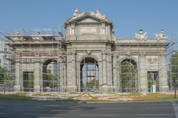 Obraz premium Alcala de Henares gate with scaffolding for its restoration