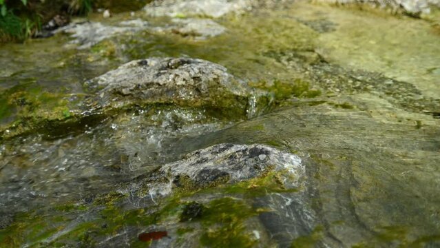 Frisches klares Wasser sprudelt &uuml;ber Felsen eines sehr sch&ouml;nen Bergbachs  (mit Wassersounds)