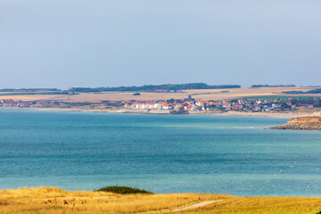 Sommerliche Küstenlandschaft von Wimereux, eine französische Gemeinde und ein Badeort am Ärmelkanal in der Nähe von Boulogne-sur-Mer in der Region Hauts-de-France, Frankreich.